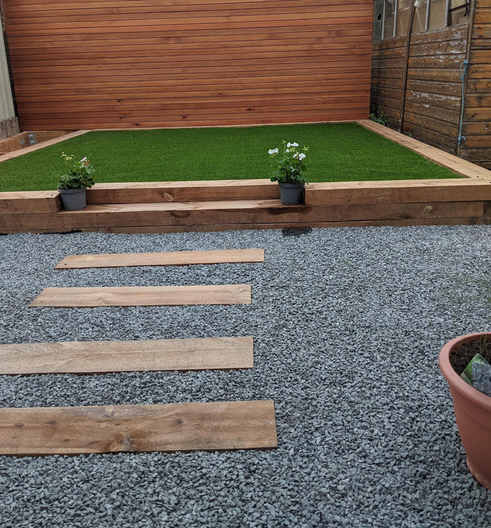 Garden featuring black gravel