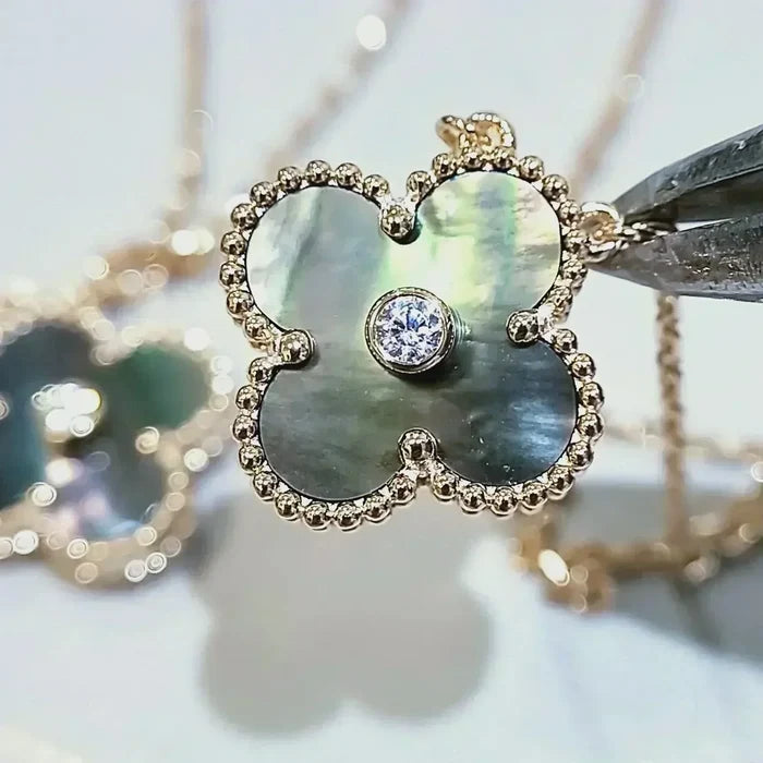 [MIRA]CLOVER 15MM DIAMOND AND MOTHER-OF-GREY NECKLACE