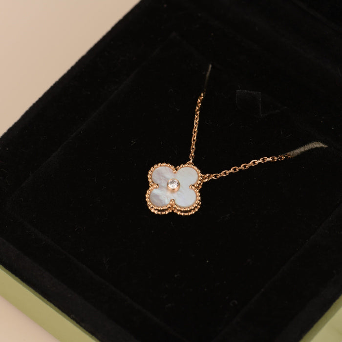 [MIRA]CLOVER 15MM DIAMOND WHITE FRITILLARIA NECKLACE